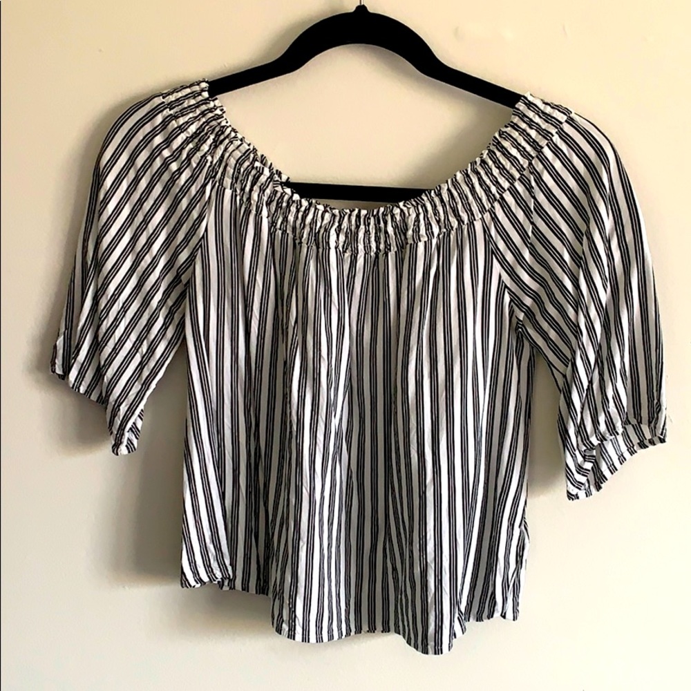 Cute black and white striped top!